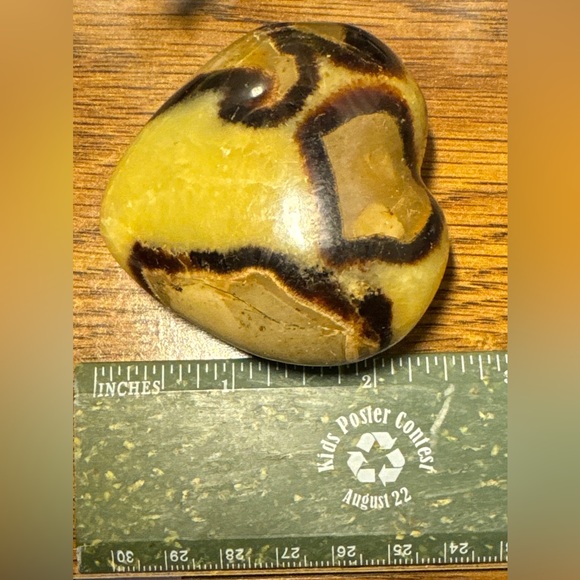 Beautiful Septarian heart shaped palm stone #1 - Picture 1 of 16